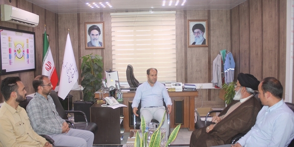 رئیس و کارکنان نمایندگی موسسه تنظیم ونشر آثار حضرت امام (ره) در شهرستان با فرماندار خمین دیدار کردند