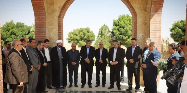 🔻ادای احترام استاندار مرکزی به مقام شامخ شهدا در شهر میلاجرد