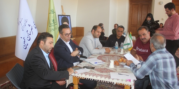 میز خدمت فرمانداری و ادارات شهرستان در محل بیت تاریخی امام خمینی (ره) در خمین برپا شد