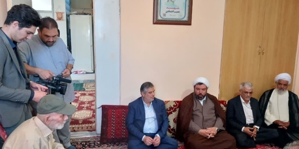 دیدار استاندار مرکزی و مسئولان زرندیه با خانواده شهید مصیب اعتمادی