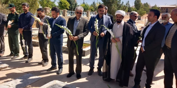 فرماندار زرندیه به مقام شامخ شهدای شهر رازقان ادای احترام کرد