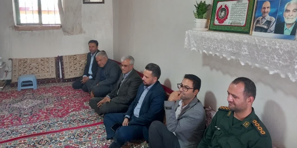 فرماندار زرندیه با خانواده شهید محمدرضا معقولی در روستای الویر دیدار کرد
