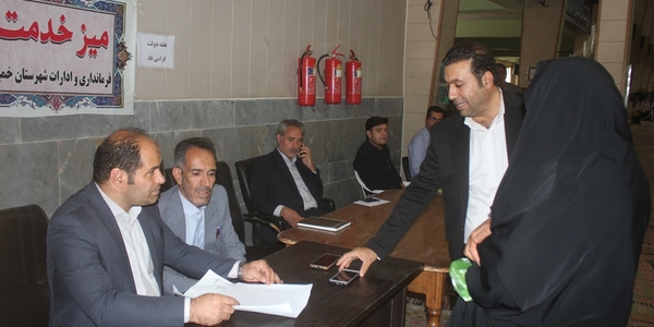 میز خدمت فرمانداری ، نماینده مردم خمین در مجلس و ادارات شهرستان در محل مصلی امام خمینی (ره) خمین برپا شد