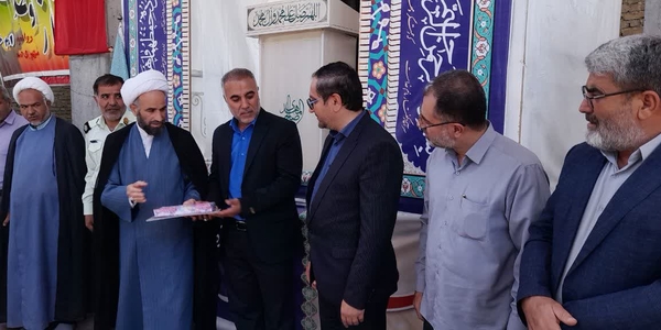 🔘 تقدیر امام جمعه خنداب با اهدای لوح از فرماندار شهرستان به مناسبت هفته دولت
