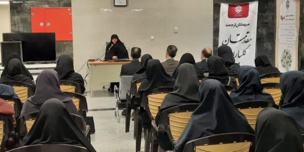 در دومین روز از هفته دولت و روز کارمند، نشست توانمندسازی و بصیرت‌افزایی مشاورین امور بانوان دستگاه‌های اجرایی استان مرکزی با هماهنگی دفتر امور زنان و خانواده و به میزبانی اداره کل تامین اجتماعی استان، درمحل مجتمع ورزشی شهید ابراهیمی اراک  با سخنرانی مفتح‌زاده، مدیرکل امور زنان و خانواده استانداری و همچنین آقایان عیوضی، معاون پشتیبانی، غلامی، رئیس مستمری‌ها، و خلجی، رئیس اداره کنترل مصارف اداره کل تامین اجتماعی، برگزار گردید.