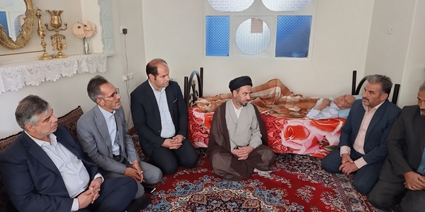استاندار مرکزی با خانواده معظم شهید رضا کلاهدوز در خمین دیدار کرد
