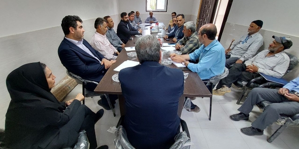 دهگردشی فرماندار شهرستان محلات در روستای عیسی‌آباد و بررسی میدانی مشکلات اهالی