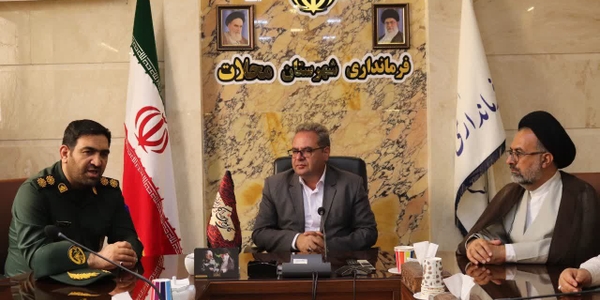 دیدار جمعی از پایوران و فرمانده ناحیه مقاومت بسیج محلات به مناسبت هفته دولت با فرماندار و کارمندان فرمانداری شهرستان محلات