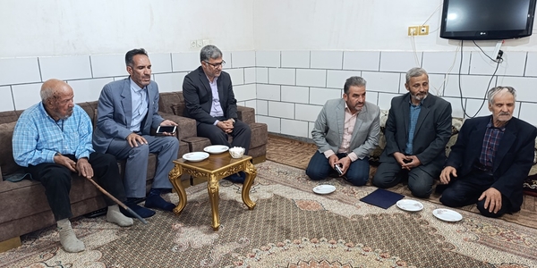 معاون سیاسی ، امنیتی و اجتماعی استاندار با خانواده شهید مصطفی فریدونی در روستای سوک قزقان دیدار کرد