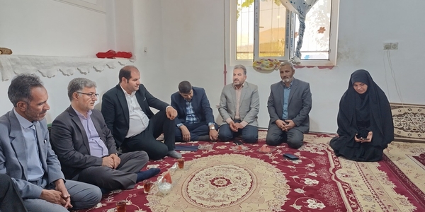 معاون سیاسی ، امنیتی و اجتماعی استاندار با خانواده شهید حمید رمضانی در روستای سوک قزقان دیدار کرد