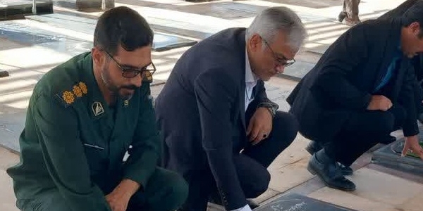 فرماندار زرندیه در گلزار شهدای شهر زاویه فاتحه خواند