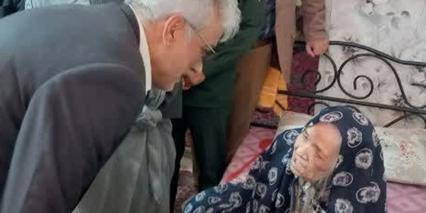 فرماندار زرندیه با خانواده شهید علی اصغر رضالو دیدار و تجلیل کرد