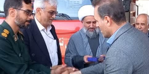 فرماندار زرندیه با اهدا لوح سپاس از شهردار شهر زاویه تقدیر کرد