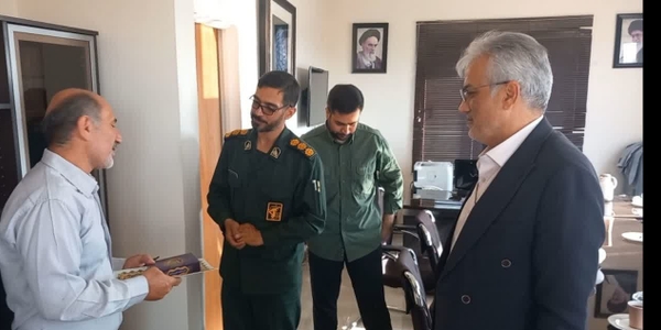 رئیس آب و فاضلاب زرندیه با لوح سپاس فرماندار تجلیل شد