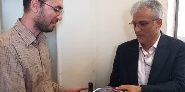 رئیس شبکه بهداشت و درمان و رئیس اورژانس ۱۱۵ زرندیه با لوح سپاس فرماندار تجلیل شدند