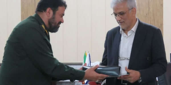 فرمانده ناحیه مقاومت بسیج با اهدا لوح سپاس از فرماندار زرندیه تقدیر کرد