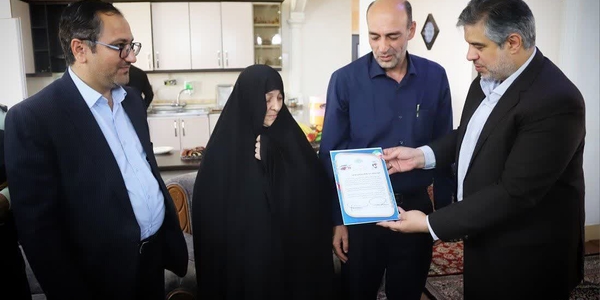 دیدار استاندار مرکزی با خانواده شهید "سید مجتبی محمدی" در خنداب