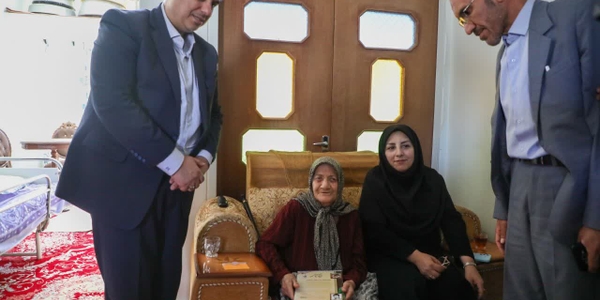 دیدار استاندار مرکزی با خانواده بسیجی شهید "رضا کلاهدوز" در خمین