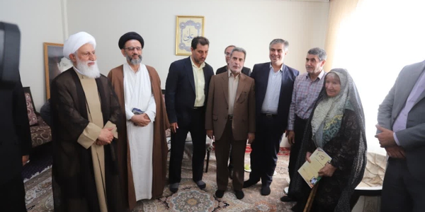 دیدار استاندار مرکزی با خانواده معظم شهید عباسی در شازند