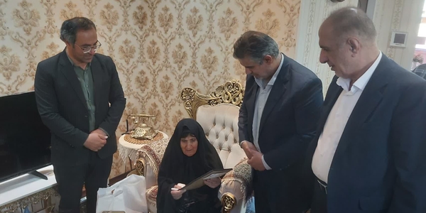 تجلیل استاندار مرکزی از مادر شهید تقی ذوالفقاری در آشتیان