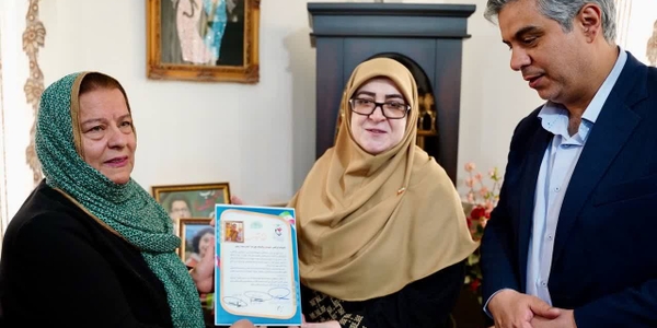 دیدار سخنگوی دولت و استاندار مرکزی با خانواده شهیدان زینلی در تفرش