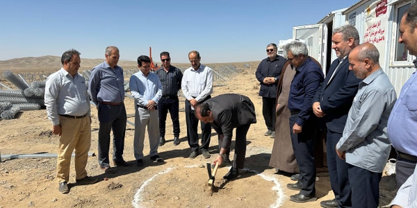 کلنگ‌زنی نیروگاه خورشیدی ۳ مگاواتی در ساوه با حضور فرماندار، نماینده و جمعی از مسئولین