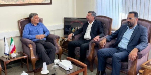 نشست آقای حسن قمری معاون محترم سیاسی، امنیتی و اجتماعی استانداری مرکزی با آقای حسن‌شاهی، جانشین محترم قرارگاه پدافند الکترونیک سازمان پدافند غیرعامل کشور و پزشگ نیا مدیرکل محترم پدافندغیرعامل با محوریت بررسی موضوعات تخصصی حوزه پدافند الکترونیک ظهر امروز برگزار شد.