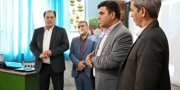 بازدید فرماندار ساوه از کلاس های طرح توانا آموزش و پرورش