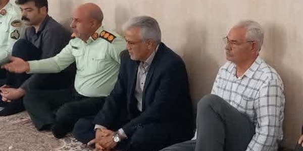 فرماندار و مسئولان شهرستان زرندیه با باغداران و نمایندگان پسته در سلطان احمدلو دیدار کردند