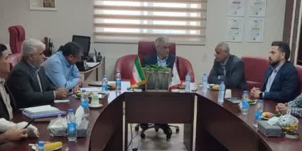 فرماندار شهرستان زرندیه از گلخانه‌های هیدروپونیک شرکت زرین کشت پایدار بازدید کرد