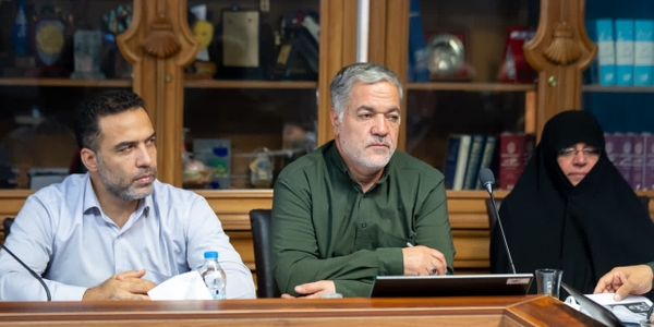 آغاز برنامه‌ریزی برای گرامیداشت هفته دفاع مقدس/ آخرین وضعیت باغ موزه دفاع مقدس استان مرکزی بررسی شد.