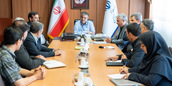 دیدار سرمایه‌گذاران احداث نیروگاه خورشیدی با استاندار مرکزی