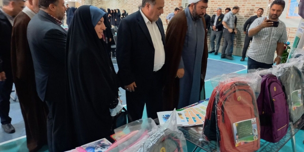 اهدای ۳ هزار بسته نوشت افزار تحصیلی به دانش آموزان نیازمند توسط گروه صنعتی شیشه کاوه