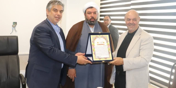 تجلیل استاندار مرکزی از خانواده خیر و نیک‌اندیش اخوان شهیدی