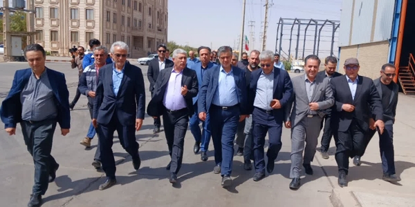 استاندار مرکزی فرآیندهای تولید فولاد هیربد زرندیه را بررسی کرد