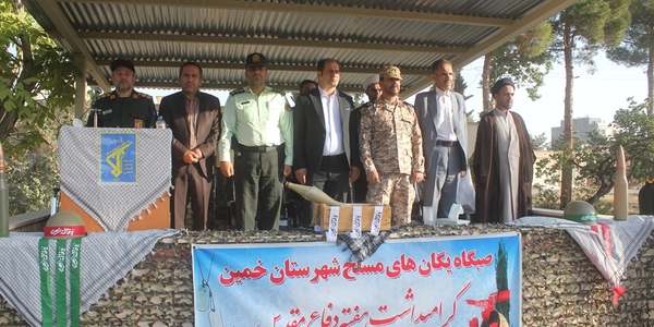 صبحگاه مشترک نیروهای نظامی و انتظامی خمین بمناسبت هفته دفاع مقدس برگزار شد