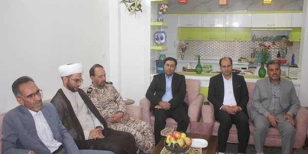 فرماندار و تعدادی از مسئولان استانی و شهرستانی با خانواده شهید جواد الوندی در خمین دیدار کردند