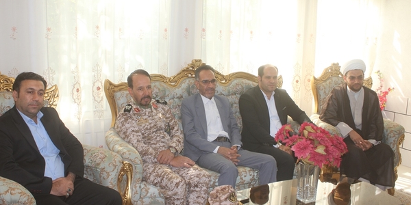فرماندار و تعدادی از مسئولان استانی و شهرستانی با خانواده شهید احمد رضا خلجی در خمین دیدار کردند