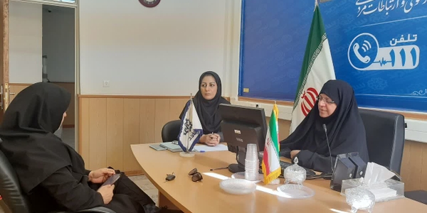 پاسخگویی مدیرکل دفتر امور زنان و خانواده استانداری مرکزی به تماس‌های مردم‌ از طریق سامانه ۱۱۱