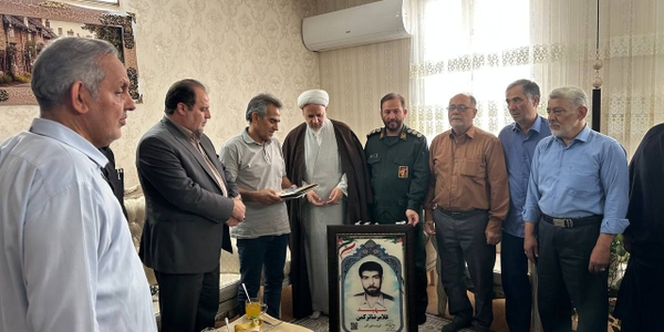 تکریم خانواده‌های معظم شهدا توسط فرماندار