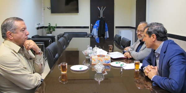 دیدار قائم مقام صدا و سیمای مرکز آفتاب با سرپرست اداره کل مدیریت بحران استان

 قائم مقام صدا و سیمای مرکز آفتاب با سرپرست اداره کل مدیریت بحران استان دیدار و گفت‌وگو کرد.
در این نشست، بر نقش رسانه ملی در ارتقای آگاهی عمومی، آموزش همگانی و فرهنگ‌سازی در حوزه مدیریت بحران تأکید شد. همچنین راهکارهای گسترش همکاری‌های مشترک به‌منظور اطلاع‌رسانی به‌موقع و دقیق در شرایط بحران بررسی گردید.

پنجشنبه 3 مهر 1404