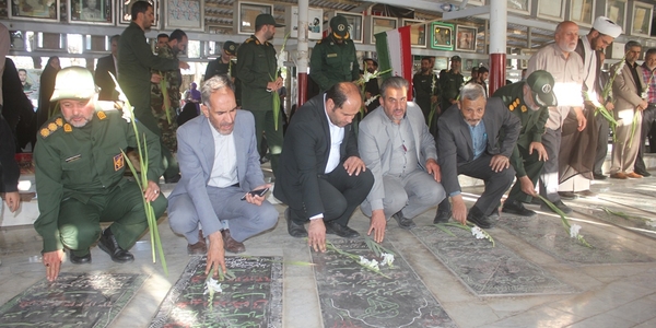 قبور مطهر شهدای خمین بمناسبت هفته دفاع مقدس گلباران شد