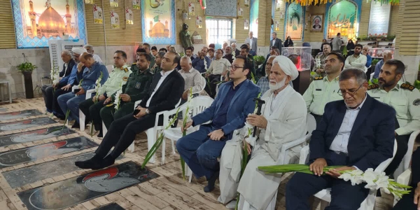 🔻گلباران قبور مطهر شهدا به مناسبت هفته دفاع مقدس 

🔹هم‌زمان با هفته دفاع مقدس، آئین گلباران و عطرافشانی قبور مطهر شهدا عصر پنجشنبه ۳ مهر با حضور مهندس گلشن فرماندار خانواده معظم شهدا، ایثارگران، اقشار مختلف مردم و مسئولان در گلزار مطهر شهدای دلیجان برگزار شد.