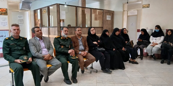 گزارش افتتاح مرکز نفس(نجات فرزندان سقط)

  همزمان با هفته دفاع مقدس و در راستای لبیک به فرمایشات مقام معظم رهبری درباره ضرورت مقابله با جنگ جمعیتی، مرکز نفس در منطقه روستایی لنجرود با حضور مفتح زاده مدیر  کل  امور زنان وخانواده استانداری و جمعی از مسئولان، فعالان مردمی و گروه‌های جهادی افتتاح شد.