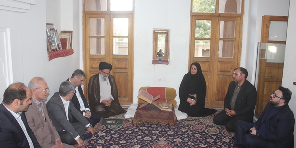 مشاور رئیس جمهور در امور احزاب و تشکل‌ها از بیت تاریخی حضرت امام (ره) در خمین بازدید کرد