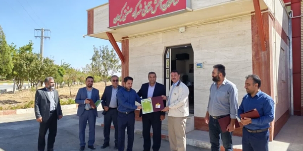 🔻 تقدیر فرماندار شهرستان کمیجان از آتش‌نشانان شهرداری میلاجرد و شهرک صنعتی کمیجان به مناسبت روز آتش‌نشانی و ایمنی