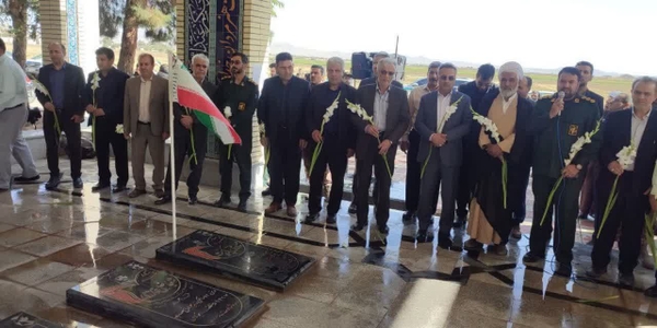 ادای احترام مسئولان زرندیه به مقام والای شهدا در نخستین روز هفته دفاع مقدس