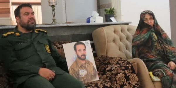 دیدار مسئولان شهرستان زرندیه با خانواده‌های شهدا و ایثارگران در آغاز هفته دفاع مقدس