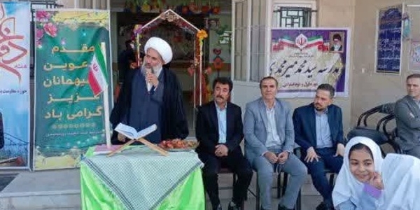 دانش‌آموزان آموزشگاه زنده‌یاد آیت‌الله میرمحمدی بخش زاویه سال تحصیلی جدید را آغاز کردند