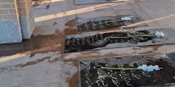 عطر افشانی و گلباران گلزار شهدای زرندیه با حضور مسئولان و مردم